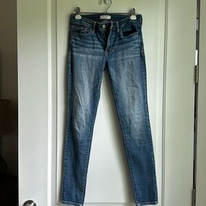 Abercrombie & Fitch Medium Wash Skinny Jean. Size 27/4R Inseam 31”.
